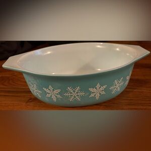 Pyrex Snowflake Handled 1 1/2 Qt. Blue Oval Casserole Ovenware, EUC